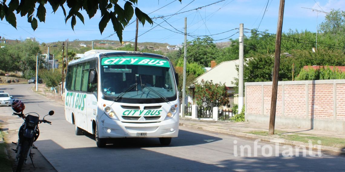 City Bus circulando por Avenida Belgrano en Tanti.
