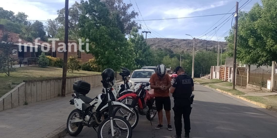 Un agente policial controla la documentación de un motociclista en inmediaciones de la Municipalidad de Tanti
