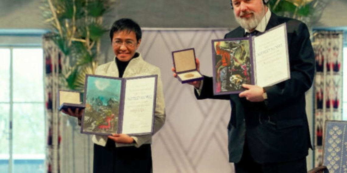 Los periodistas María Ressa (Filipinas) y Dimitri Muratov (Rusia) reciben el Premio Nobel de la Paz 2021 en Noruega.
