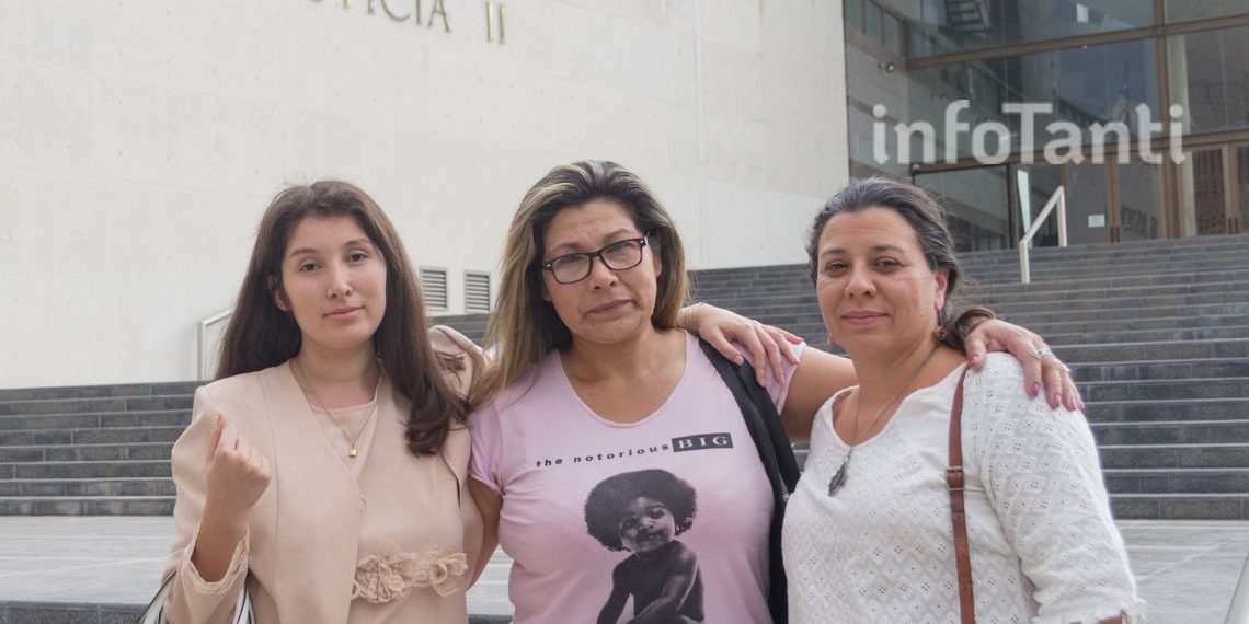 Esther Villán junto a su abogada, Julieta García Gómez, y Gabriela Calderón, su asistente social luego del falló a 12 años de prisión de Cristian Molina.